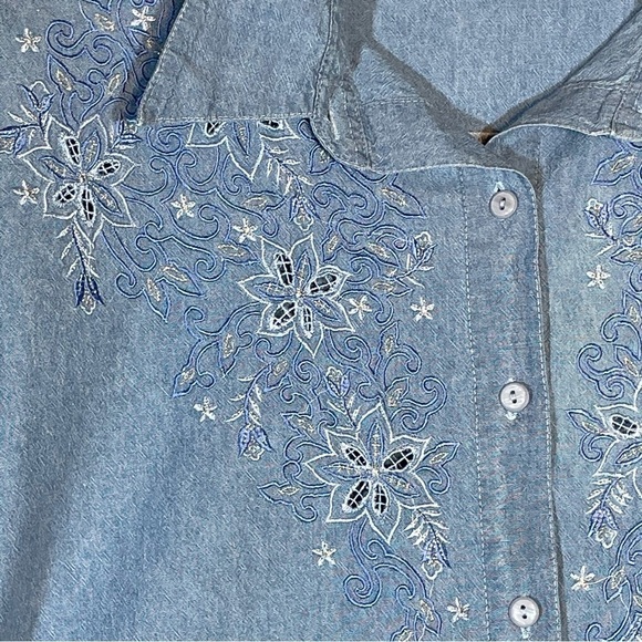 Club “z” Collection Light Blue Button-up with  Embroidery 18 / 20 - Picture 4 of 7